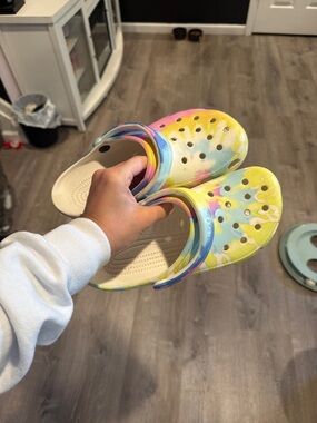 CROCS Classic Clog Sandals in Yellow Multi Tie-Dye